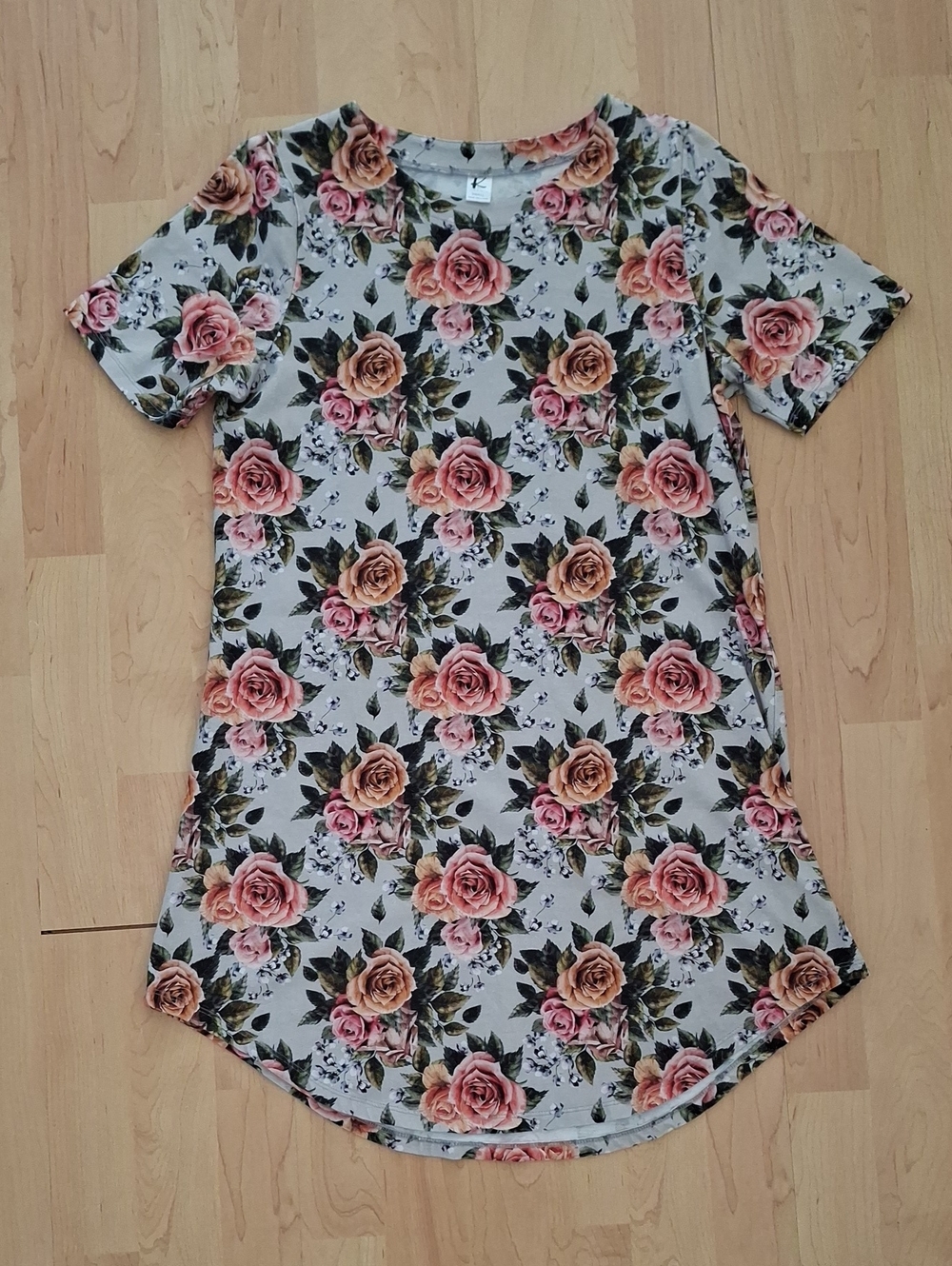 Kindred Floral Short Sleeve Tunic Dress in Light Gray with Pink Roses Size S